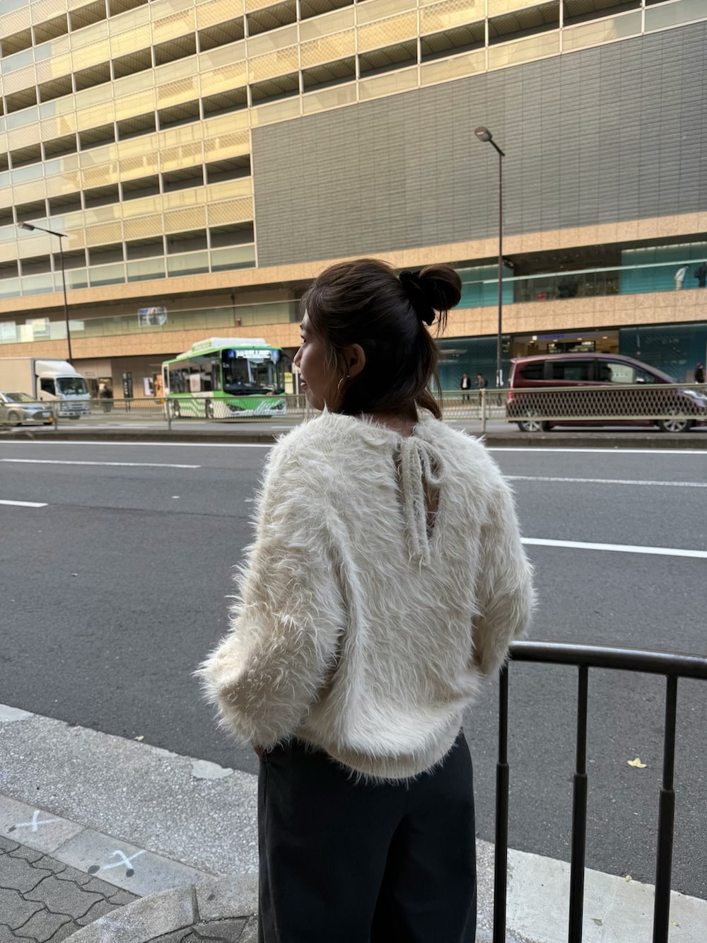 ホワイト系のニット/セーター、グレー系のその他パンツを着用したレディースの冬コーディネートの4枚目の写真