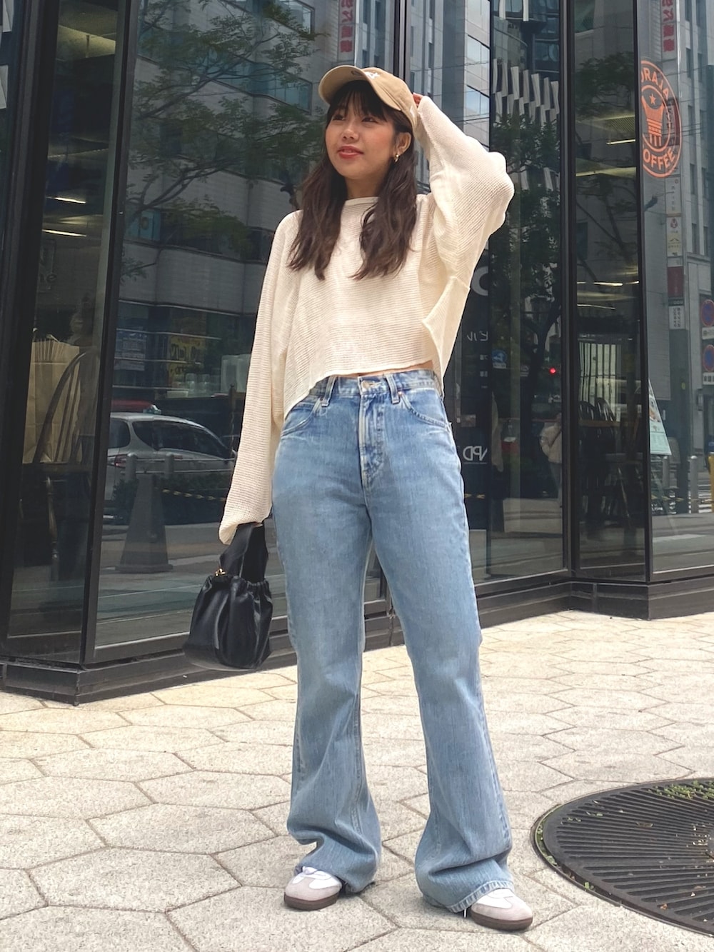 ホワイト系のTシャツ/カットソー、ブルー系のデニムパンツを着用したレディースの冬コーディネートの2枚目の写真