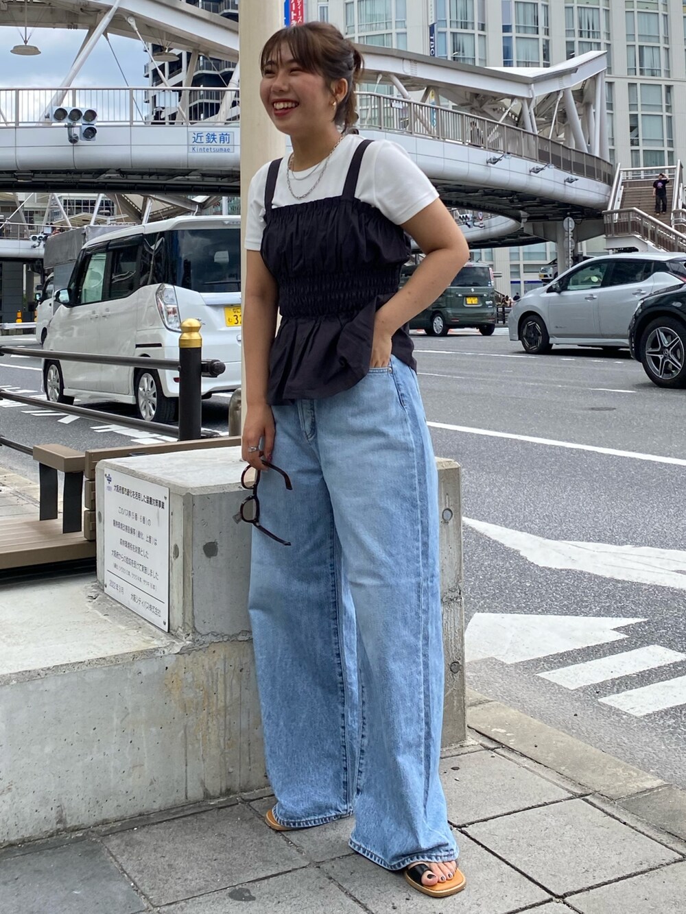 ホワイト系のTシャツ/カットソー、グレー系のキャミソール、ブルー系のデニムパンツを着用したレディースの夏コーディネートの5枚目の写真