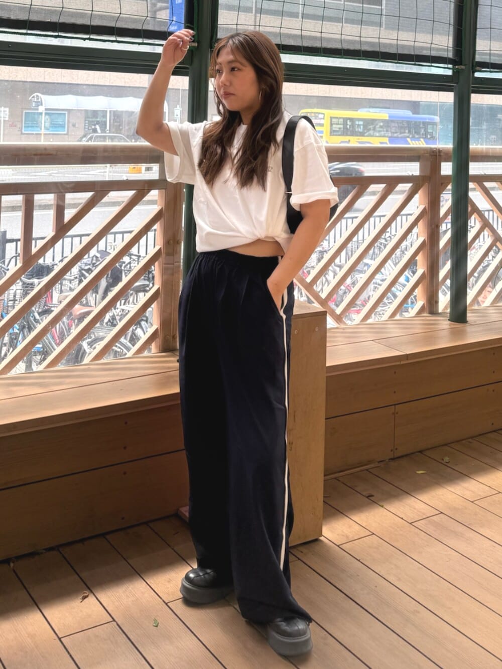 ホワイト系のTシャツ/カットソー、ブルー系のその他パンツを着用したレディースの春コーディネートの2枚目の写真