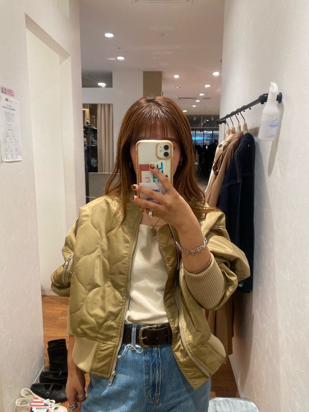 ベージュ系のブルゾン、ブルー系のデニムパンツ、ブラック系のブーツを着用したレディースの秋コーディネートの2枚目の写真