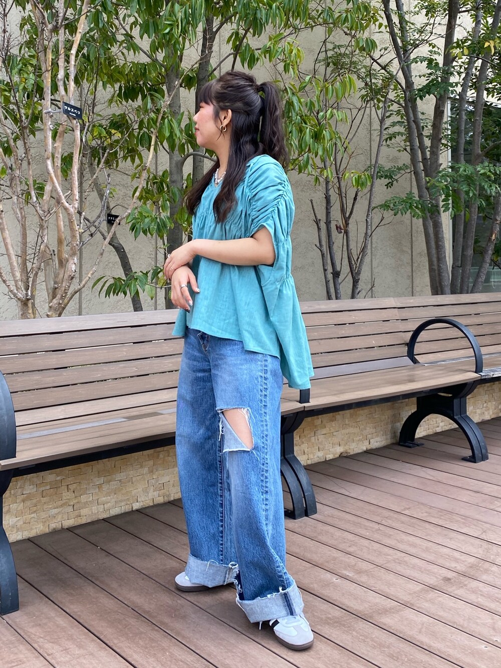 ブルー系のシャツ/ブラウス、ブルー系のデニムパンツを着用したレディースの春コーディネートの2枚目の写真