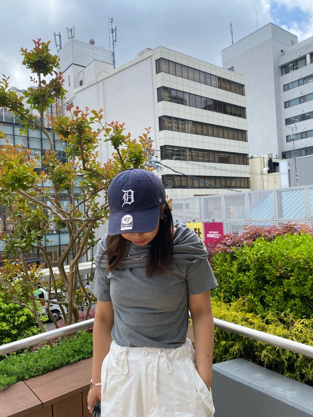 グレー系のTシャツ/カットソー、ホワイト系のその他パンツを着用したレディースの春コーディネートの4枚目の写真