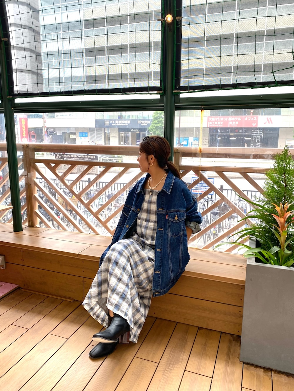 ブルー系のデニムジャケット、ブルー系のワンピースを着用したレディースの秋コーディネートの5枚目の写真