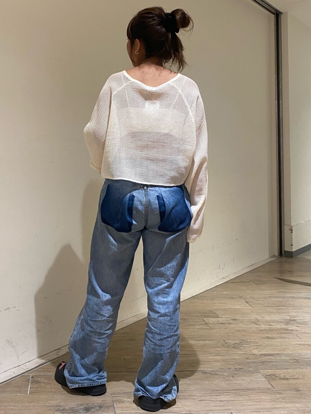 ホワイト系のTシャツ/カットソー、ブルー系のデニムパンツを着用したレディースの夏コーディネートの3枚目の写真