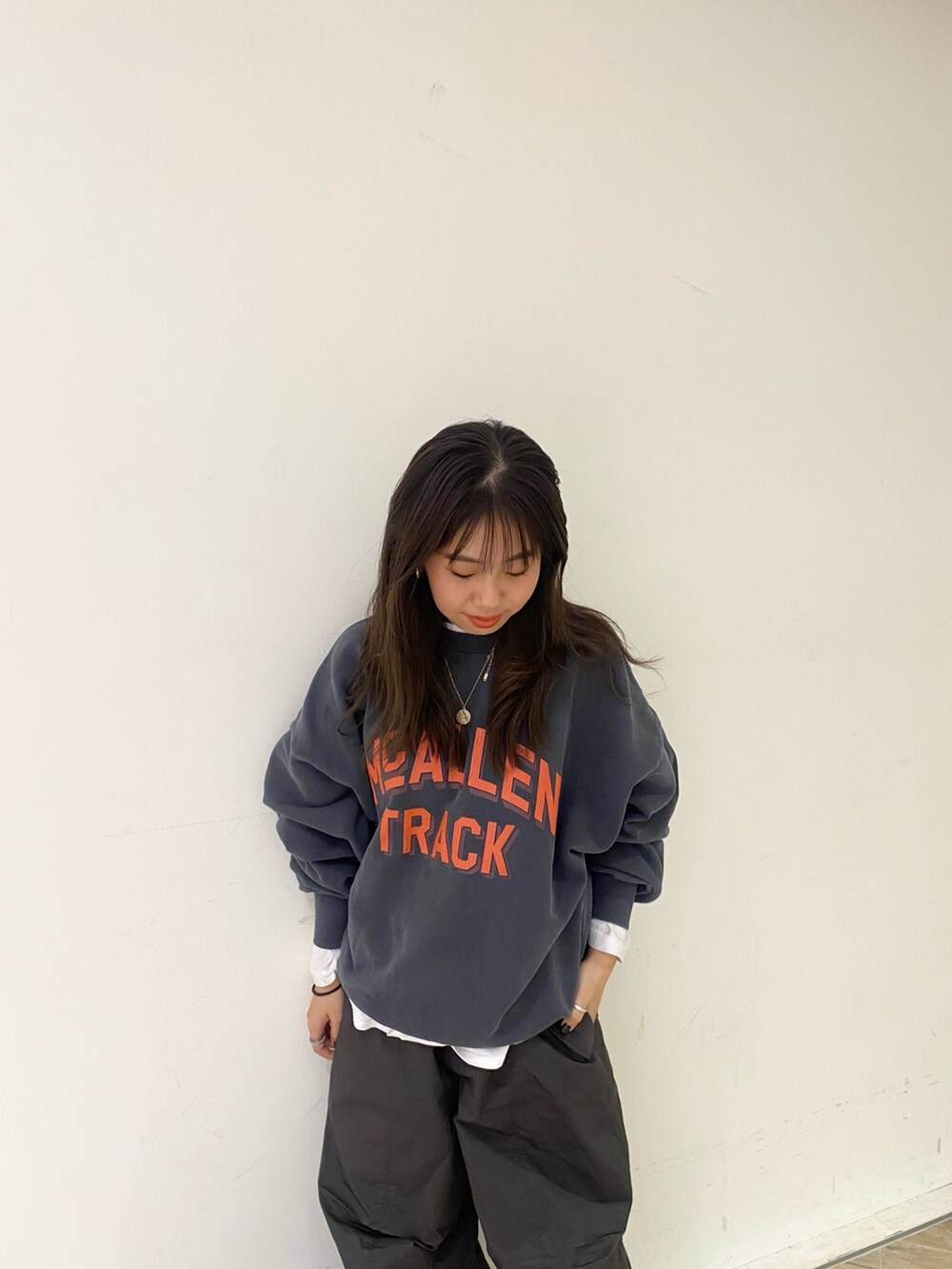 グレー系のスウェット、グレー系のその他パンツ、ホワイト系のTシャツ/カットソーを着用したレディースの冬コーディネートの4枚目の写真