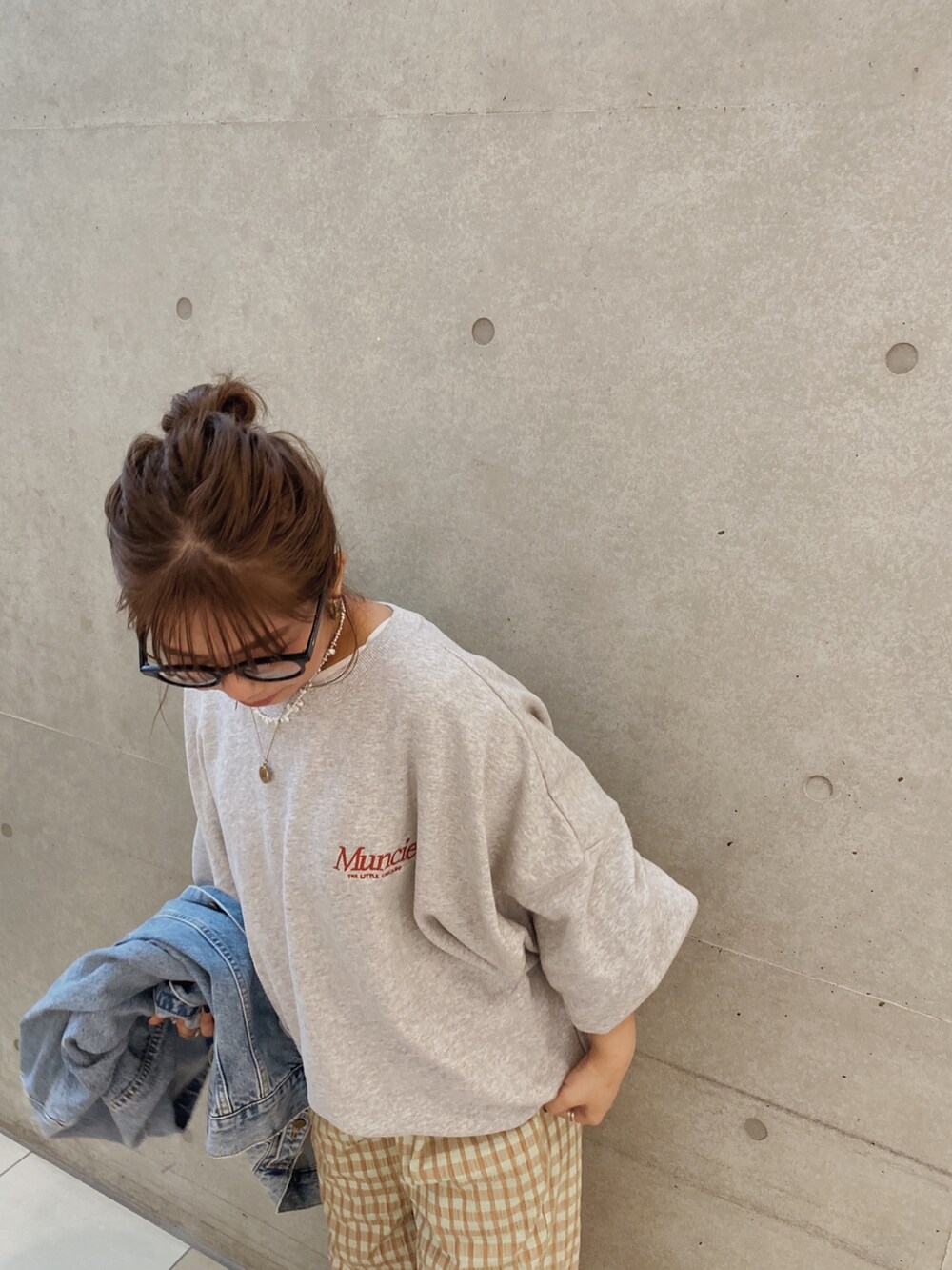 ブルー系のデニムジャケット、グレー系のスウェット、グリーン系のその他パンツを着用したレディースの冬コーディネートの2枚目の写真