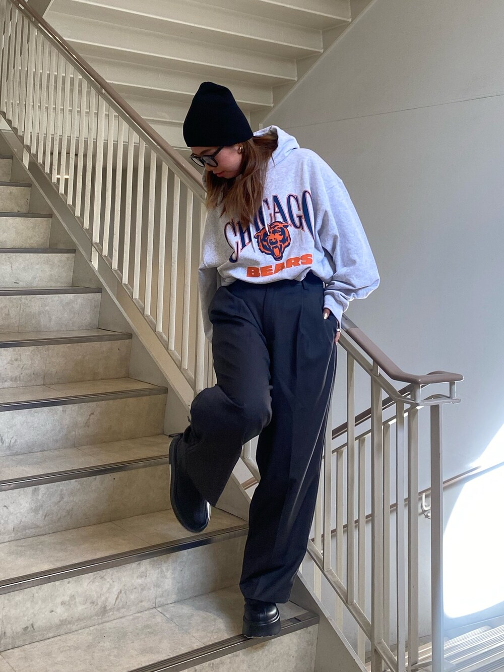 グレー系のパーカー、グレー系のその他パンツ、ブラック系のブーツを着用したレディースの秋コーディネートの4枚目の写真