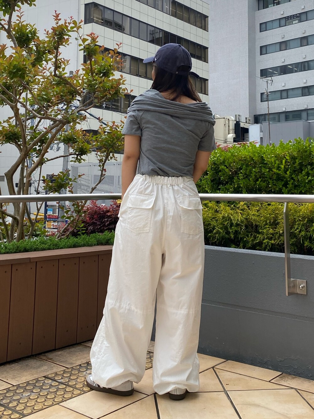 グレー系のTシャツ/カットソー、ホワイト系のその他パンツを着用したレディースの春コーディネートの3枚目の写真