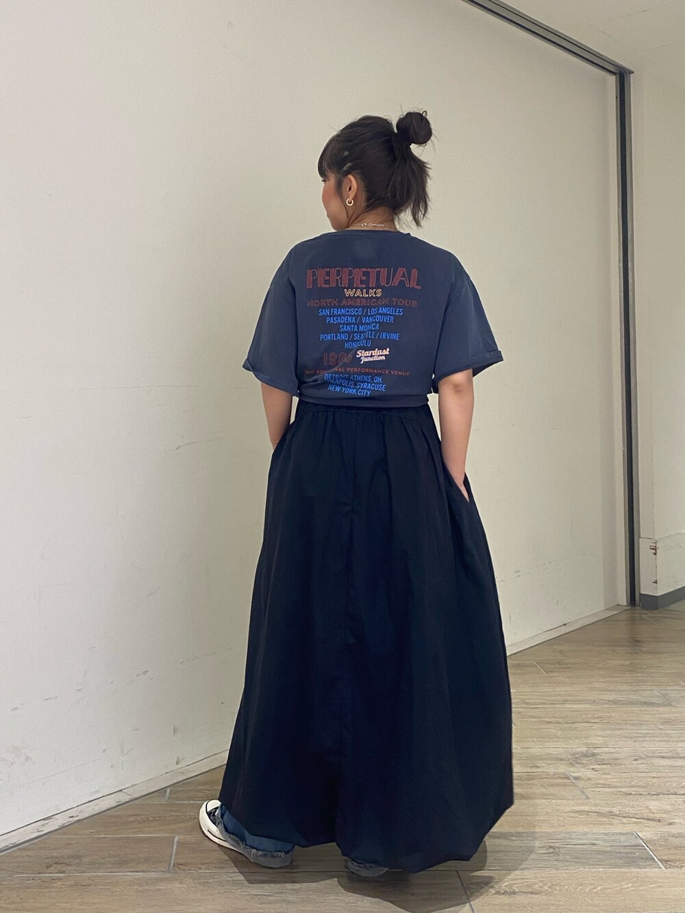 ホワイト系のTシャツ/カットソー、ブラック系のワンピースを着用したレディースの春コーディネートの3枚目の写真