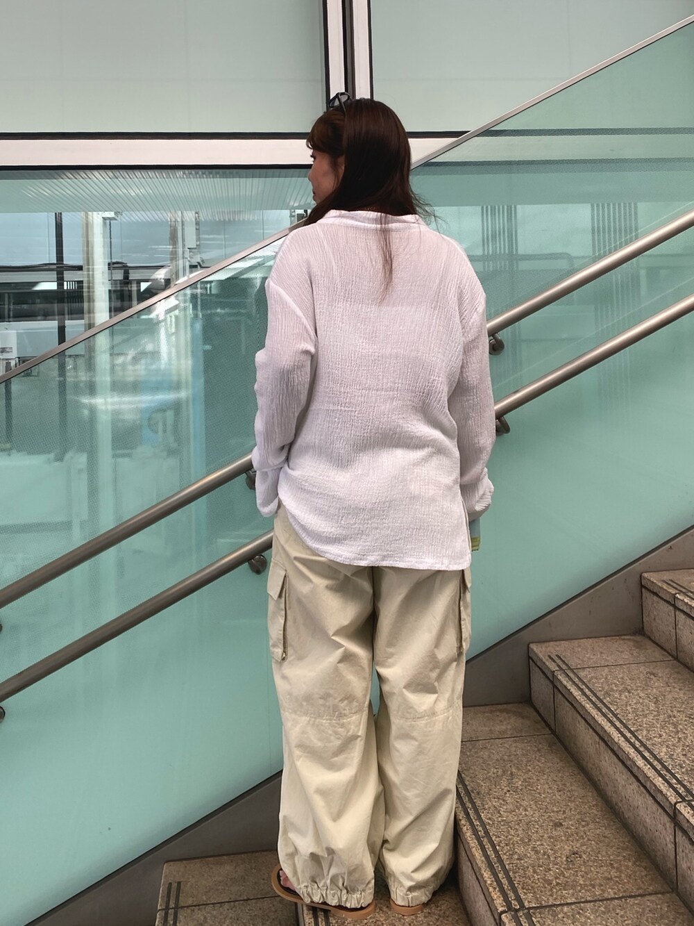 ホワイト系のシャツ/ブラウス、ホワイト系のカーゴパンツを着用したレディースの夏コーディネートの3枚目の写真