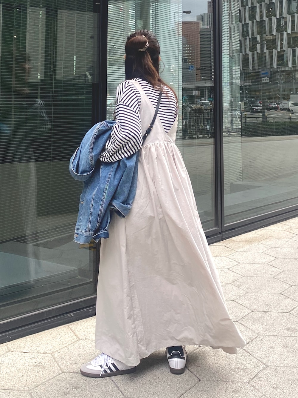 ブルー系のデニムジャケット、グレー系のワンピース、ブルー系のTシャツ/カットソーを着用したレディースの冬コーディネートの4枚目の写真