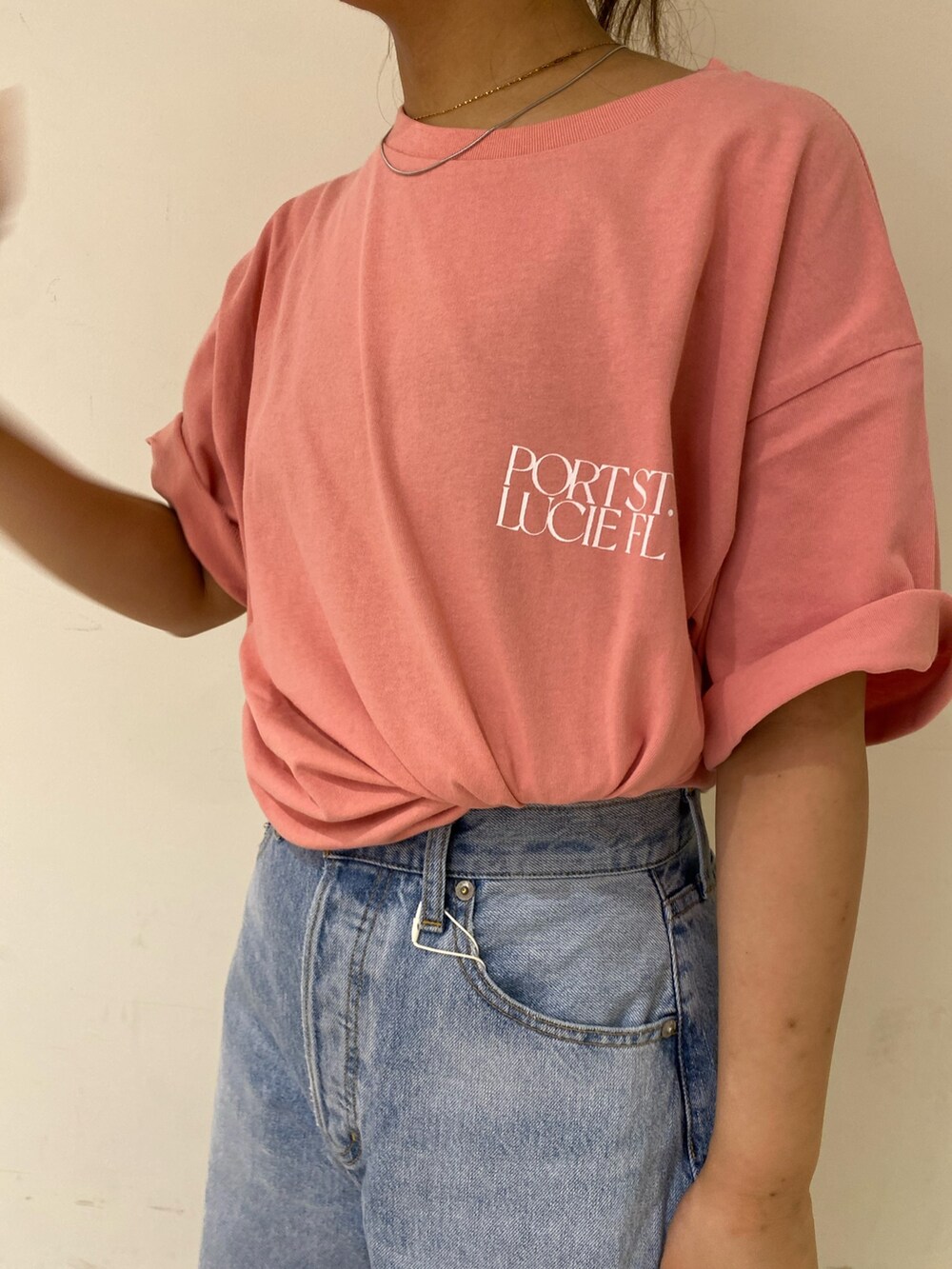 ピンク系のTシャツ/カットソー、ブルー系のデニムパンツを着用したレディースの夏コーディネートの4枚目の写真