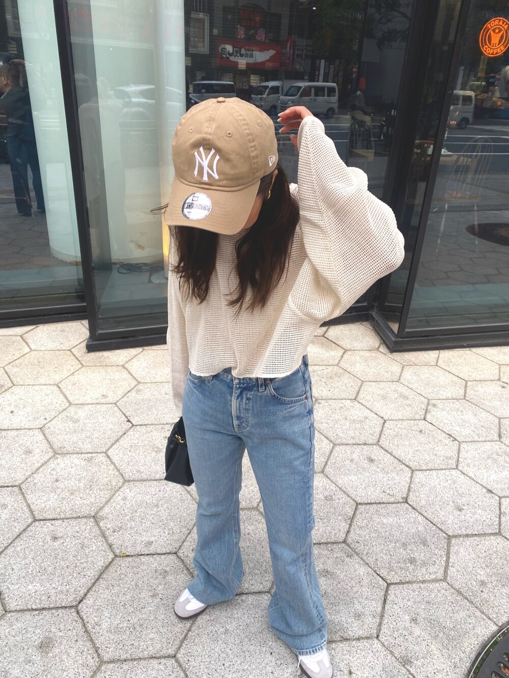 ホワイト系のTシャツ/カットソー、ブルー系のデニムパンツを着用したレディースの冬コーディネートの6枚目の写真