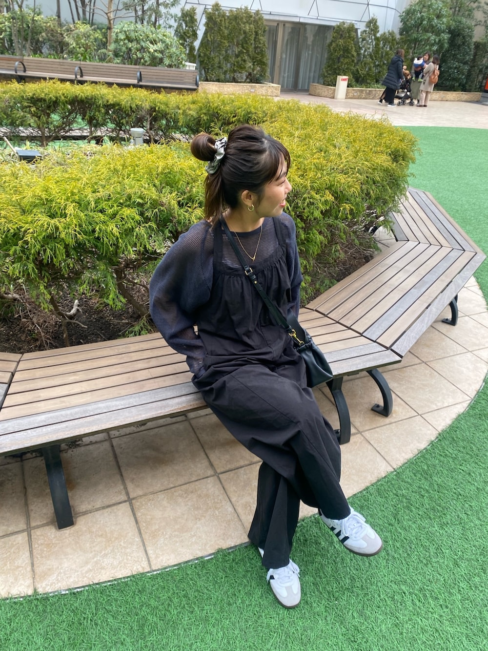 グレー系のTシャツ/カットソー、ブラック系のつなぎ/オールインワンを着用したレディースの春コーディネートの4枚目の写真