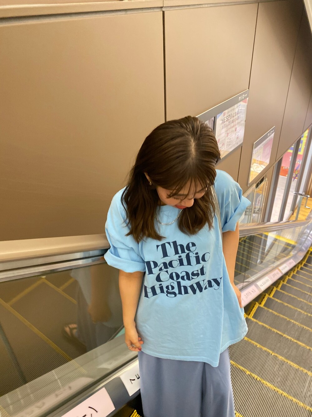ブルー系のTシャツ/カットソー、ブルー系のスカートを着用したレディースの春コーディネートの6枚目の写真