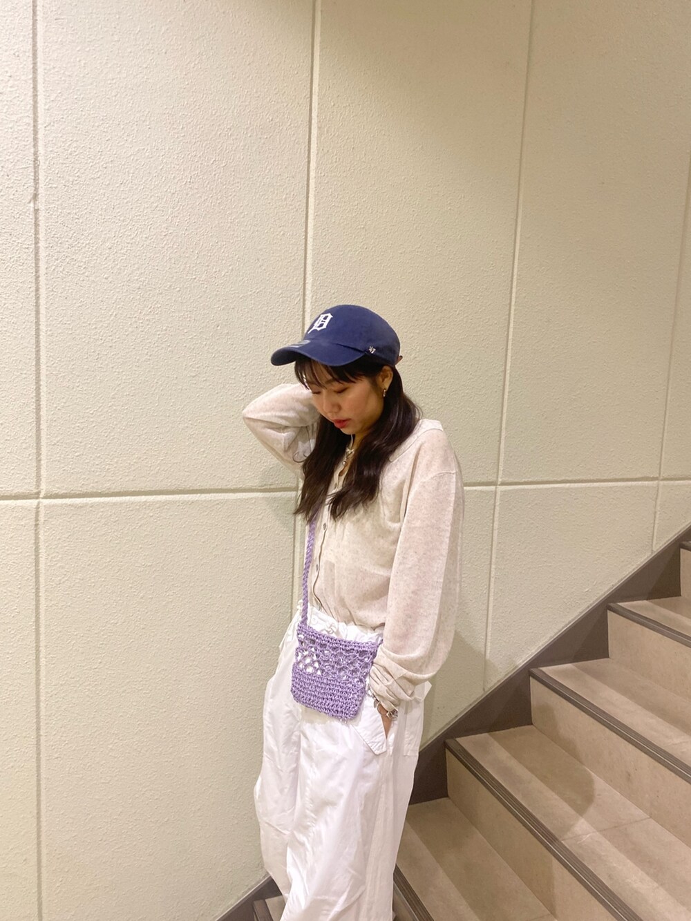 ホワイト系のカーディガン/ボレロ、ホワイト系のその他パンツ、パープル系のショルダーバッグを着用したレディースの春コーディネートの4枚目の写真