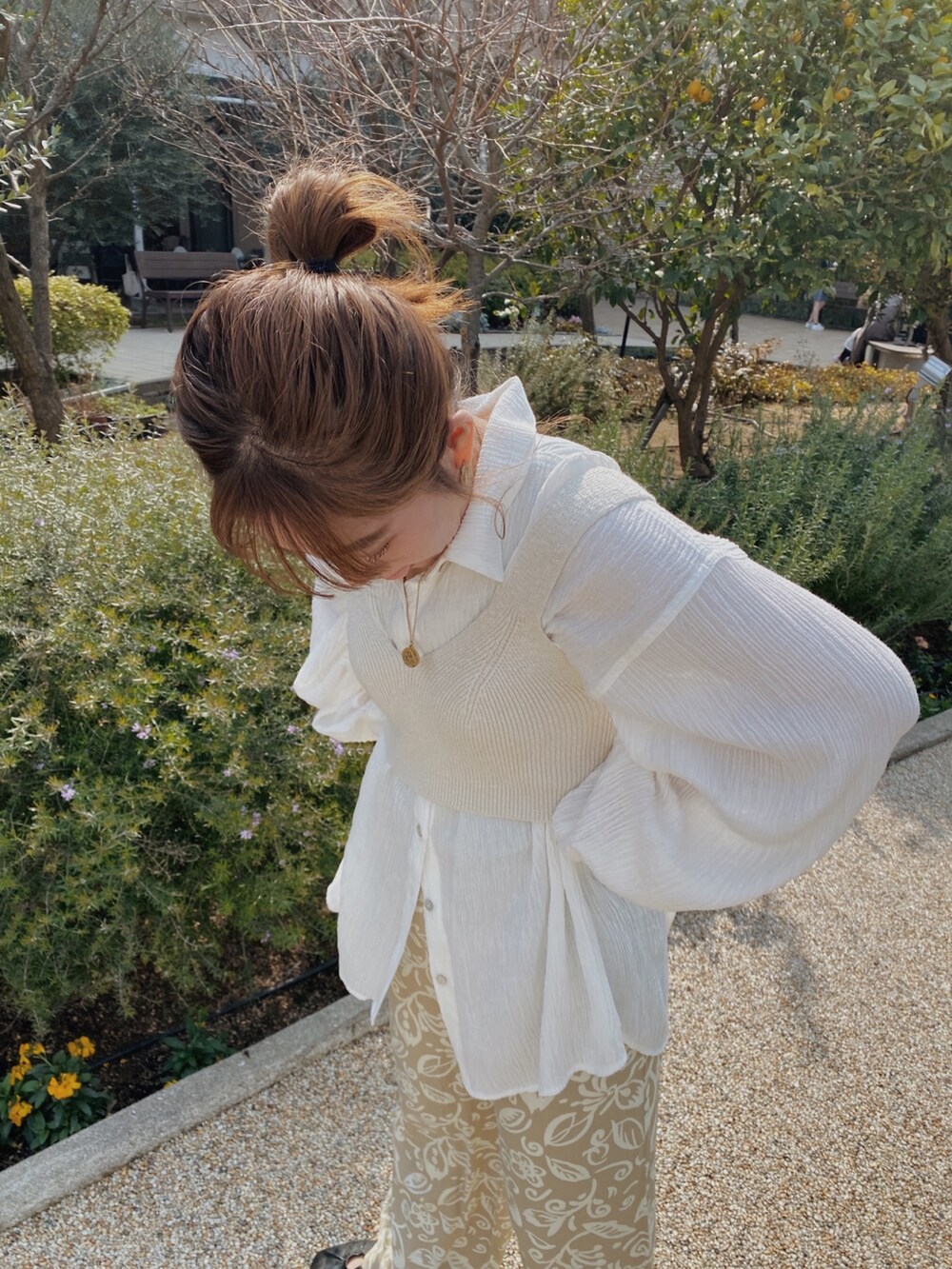 ホワイト系のベスト、ホワイト系のシャツ/ブラウス、ベージュ系のその他パンツを着用したレディースの春コーディネートの3枚目の写真