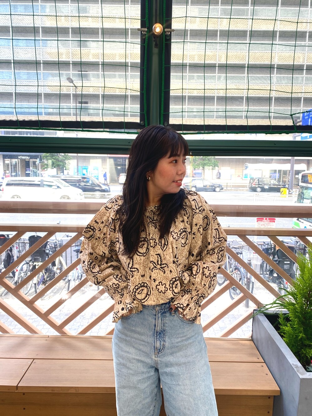 その他のシャツ/ブラウス、ブルー系のデニムパンツ、ゴールド系のパンプスを着用したレディースの春コーディネートの4枚目の写真