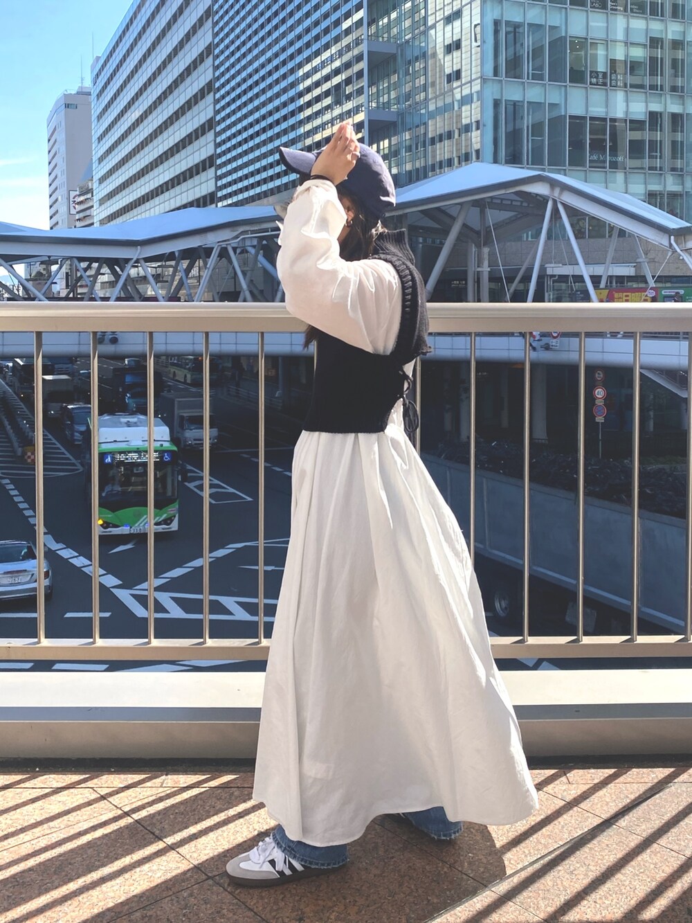 ブラック系のワンピースを着用したレディースの冬コーディネートの4枚目の写真