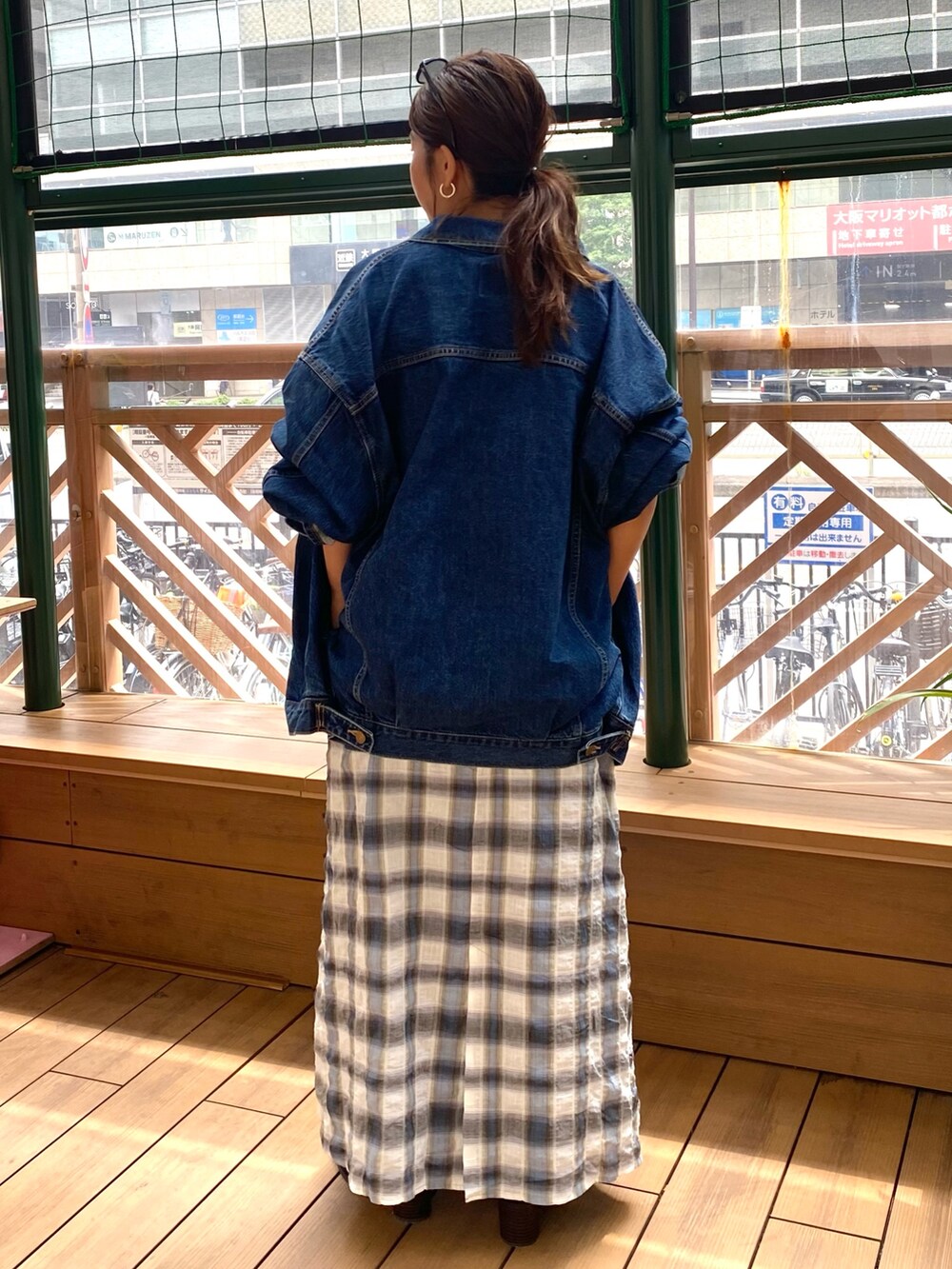 ブルー系のデニムジャケット、ブルー系のワンピースを着用したレディースの秋コーディネートの3枚目の写真