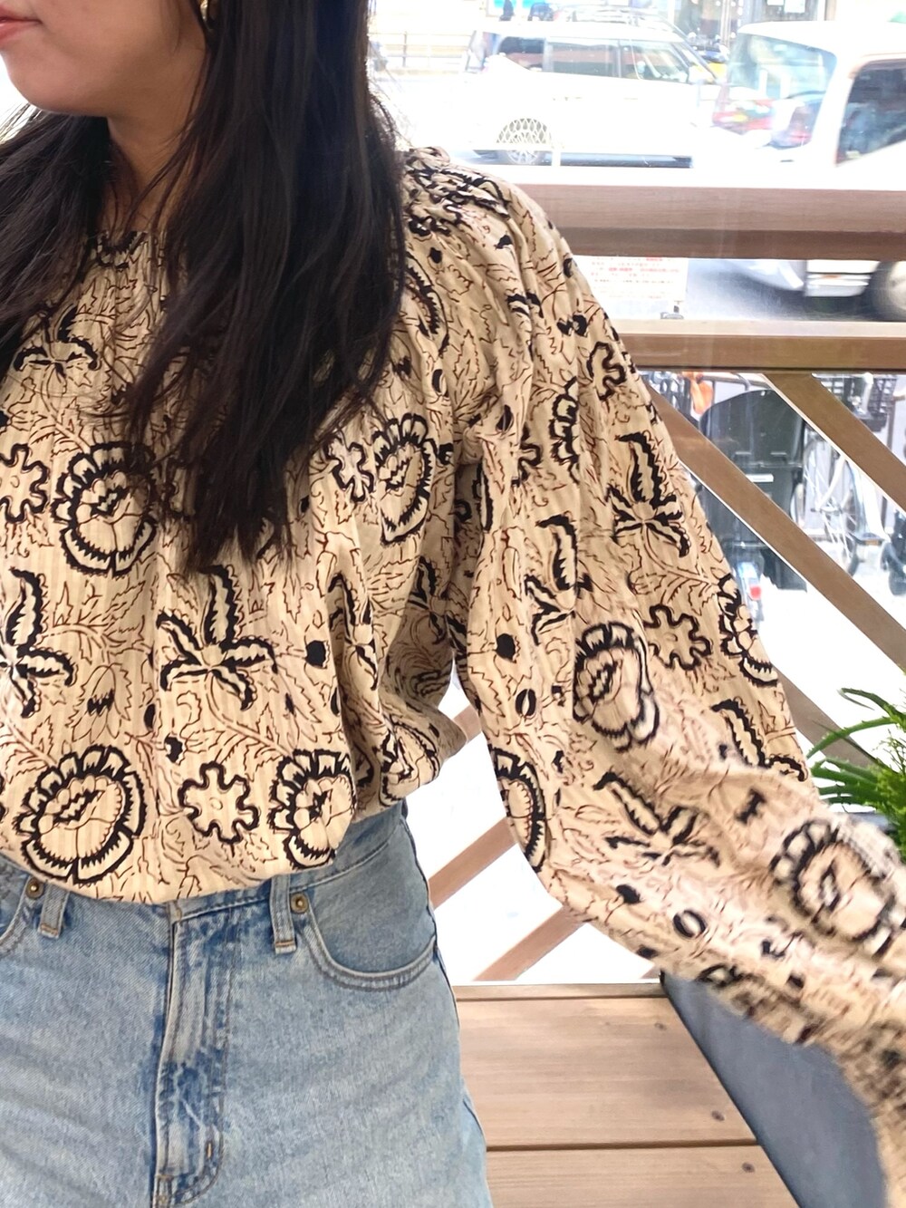 その他のシャツ/ブラウス、ブルー系のデニムパンツ、ゴールド系のパンプスを着用したレディースの春コーディネートの6枚目の写真