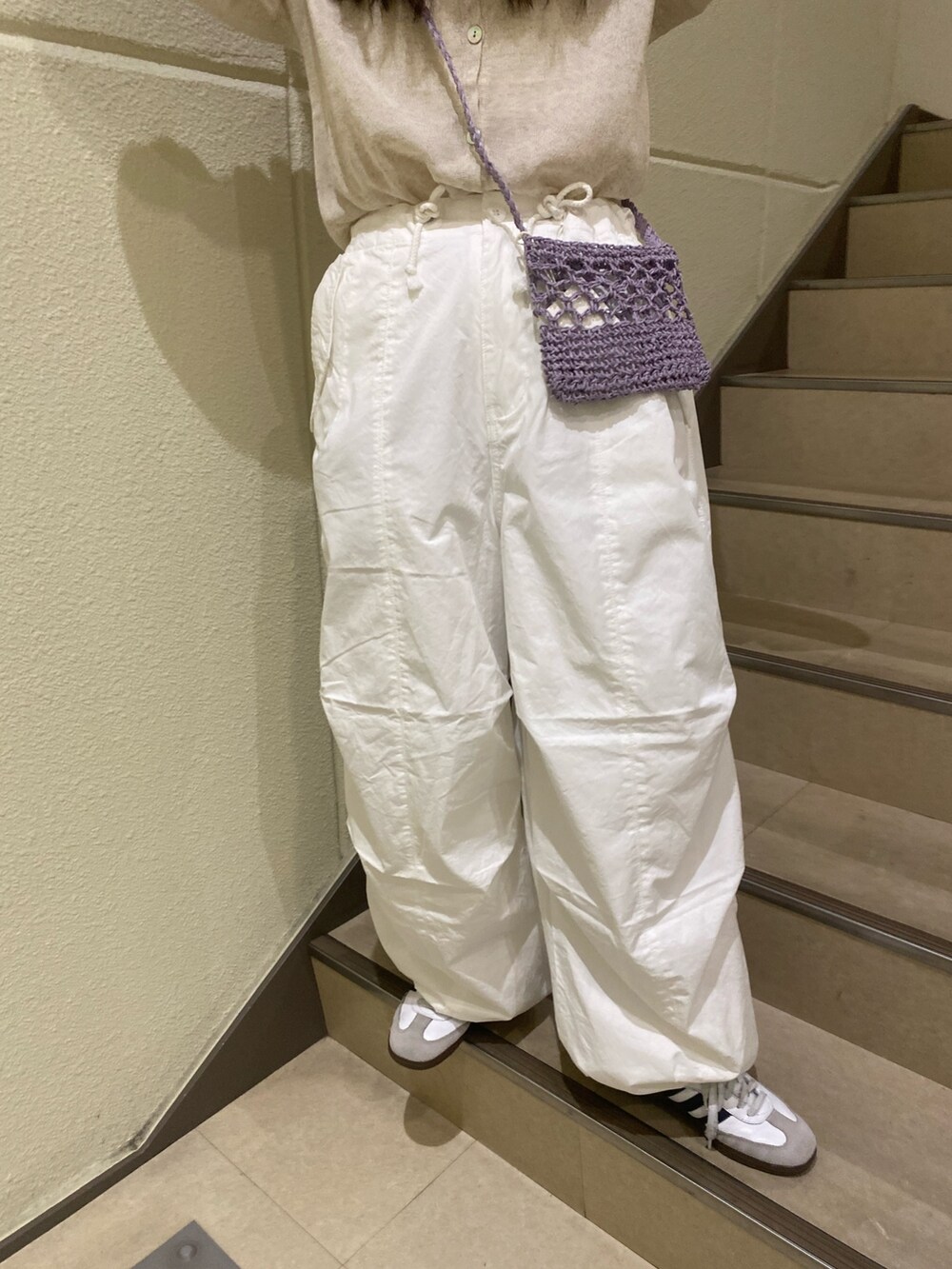 ホワイト系のカーディガン/ボレロ、ホワイト系のその他パンツ、パープル系のショルダーバッグを着用したレディースの春コーディネートの5枚目の写真