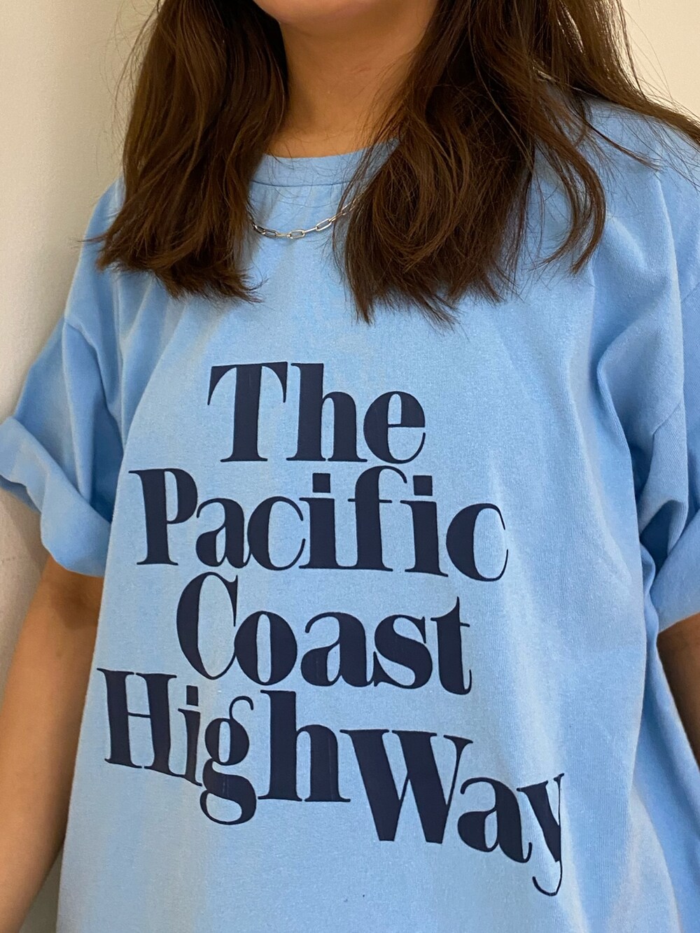 ブルー系のTシャツ/カットソー、ブルー系のスカートを着用したレディースの春コーディネートの4枚目の写真