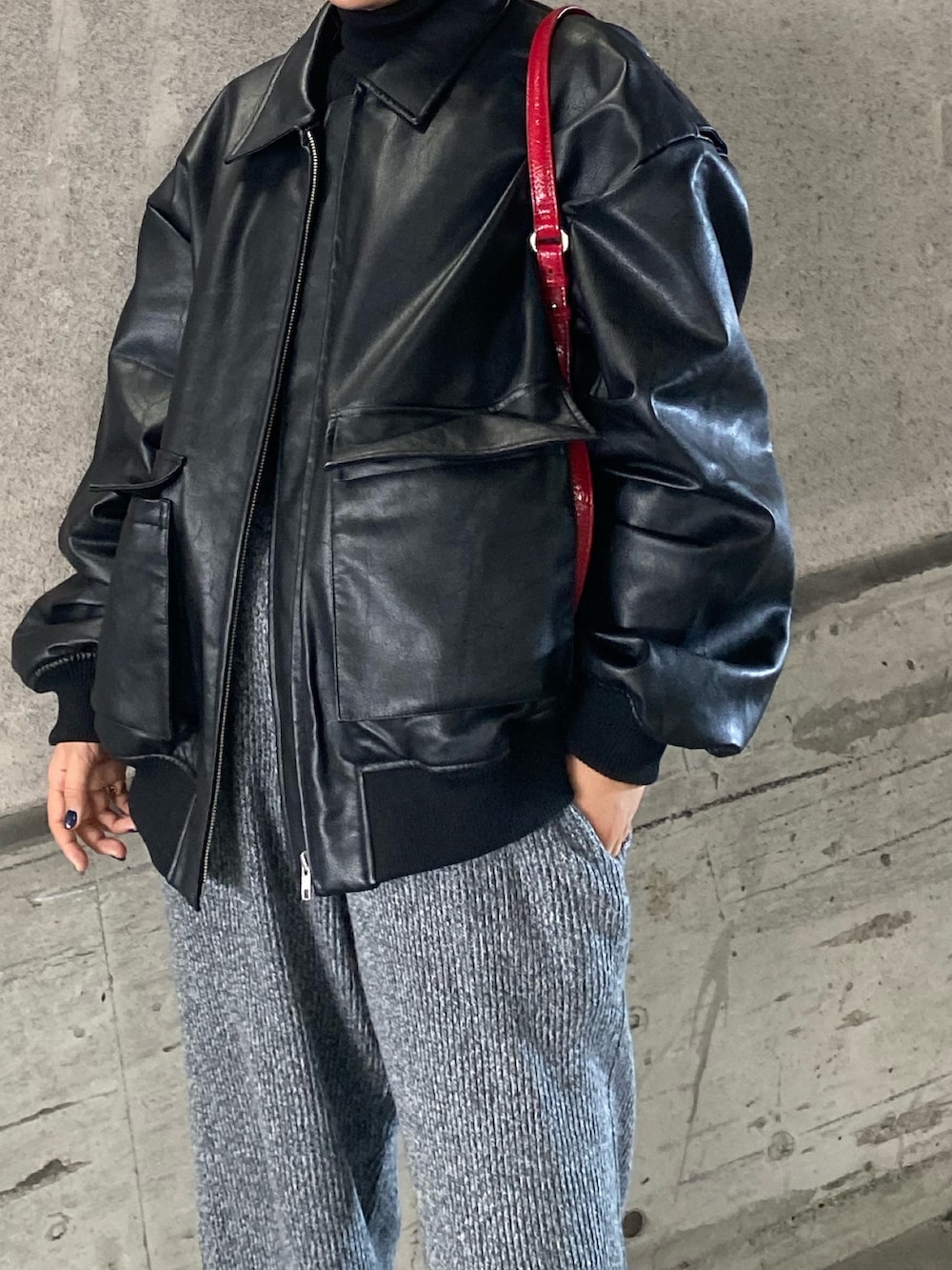 ブラック系のブルゾン、グレー系のその他パンツ、ブラック系のニット/セーターを着用したレディースの冬コーディネートの5枚目の写真