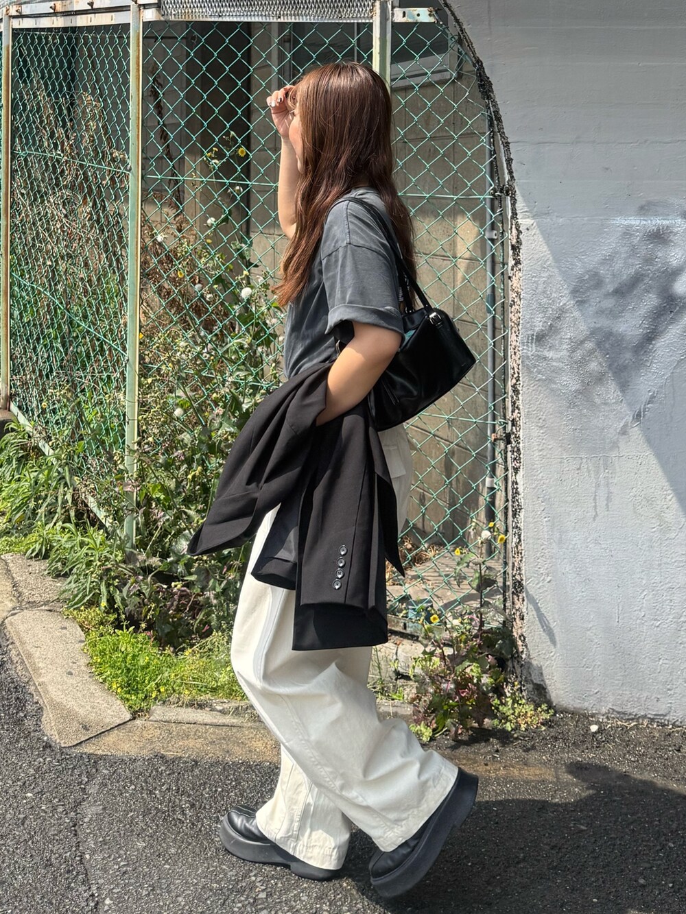 グレー系のTシャツ/カットソー、ホワイト系のその他パンツを着用したレディースの春コーディネートの2枚目の写真