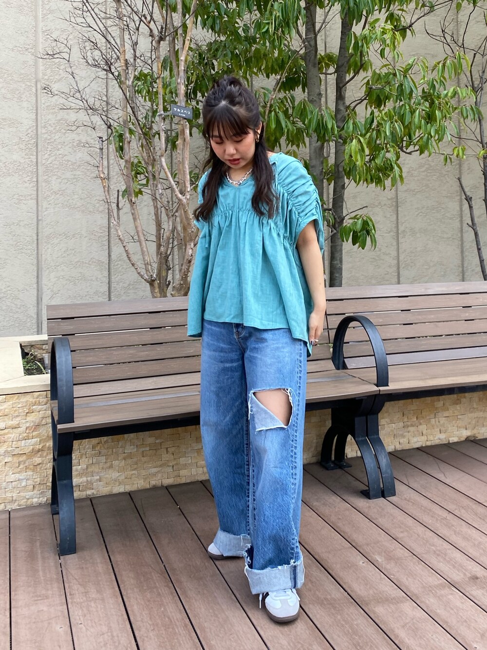 ブルー系のシャツ/ブラウス、ブルー系のデニムパンツを着用したレディースの春コーディネートの3枚目の写真