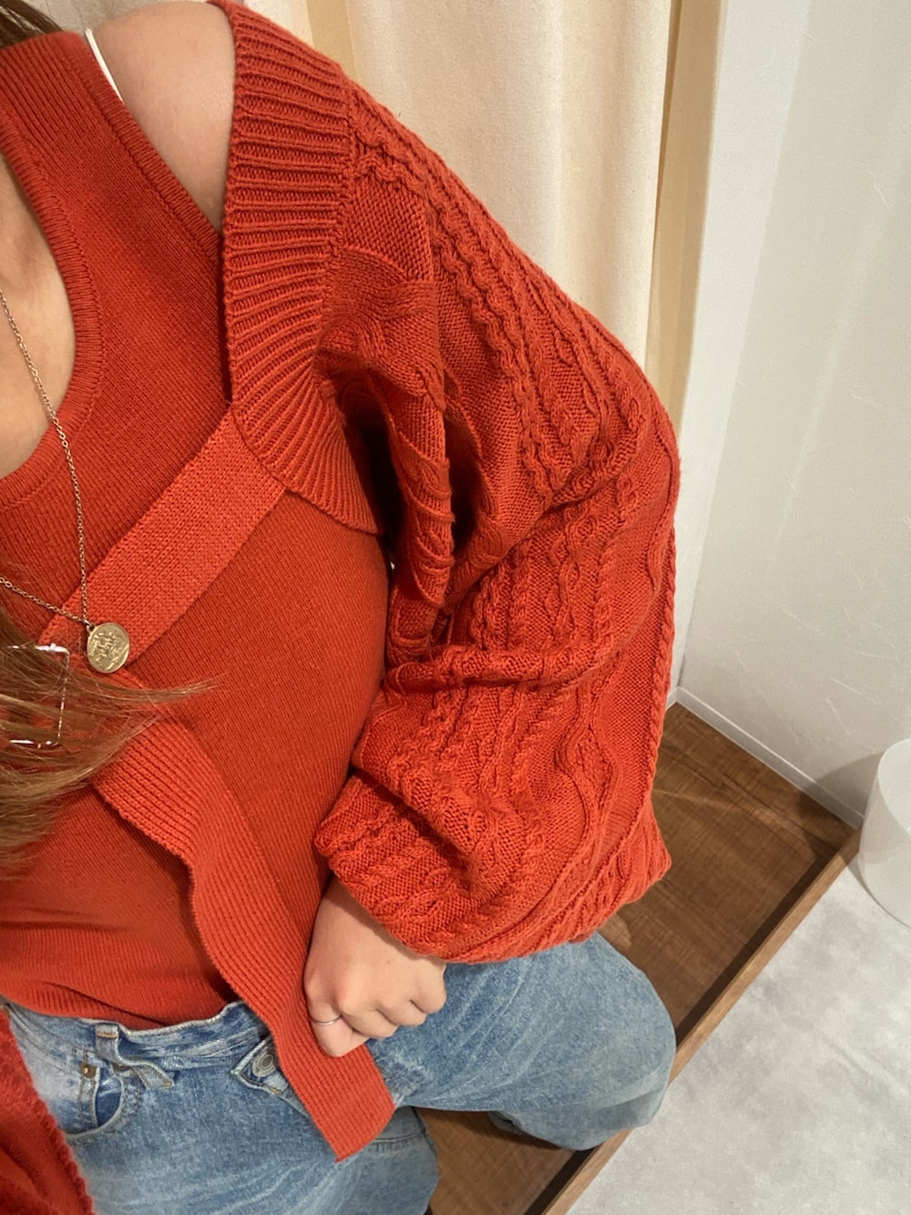 オレンジ系のカーディガン/ボレロ、ブルー系のデニムパンツ、ブラック系のブーツを着用したレディースの秋コーディネートの7枚目の写真