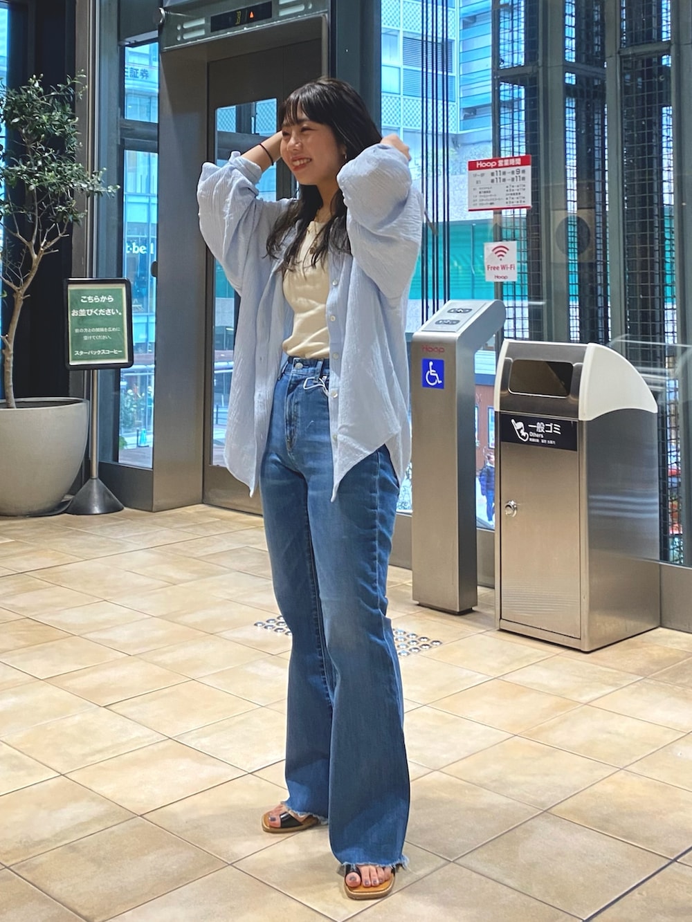 ブルー系のシャツ/ブラウス、ブルー系のデニムパンツ、ホワイト系のキャミソールを着用したレディースの春コーディネートの3枚目の写真