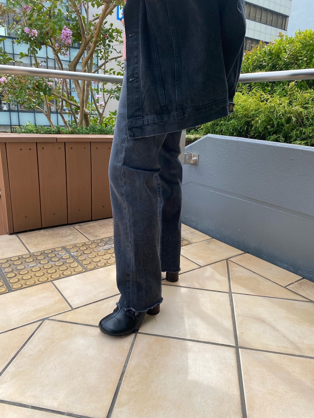 ブラック系のデニムジャケット、ブラック系のデニムパンツ、ピンク系のニット/セーターを着用したレディースの秋コーディネートの6枚目の写真