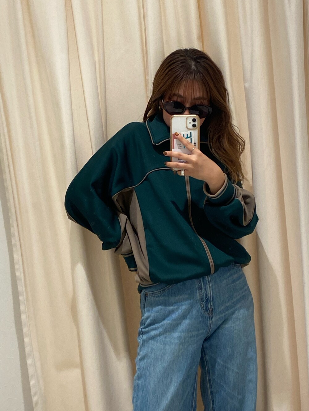 ブルー系のブルゾン、ブルー系のデニムパンツを着用したレディースの秋コーディネートの2枚目の写真