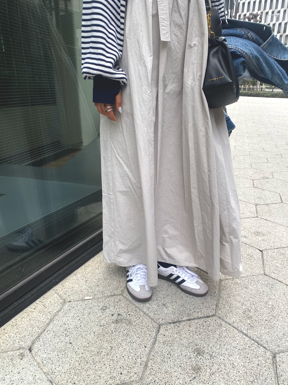 ブルー系のデニムジャケット、グレー系のワンピース、ブルー系のTシャツ/カットソーを着用したレディースの冬コーディネートの5枚目の写真