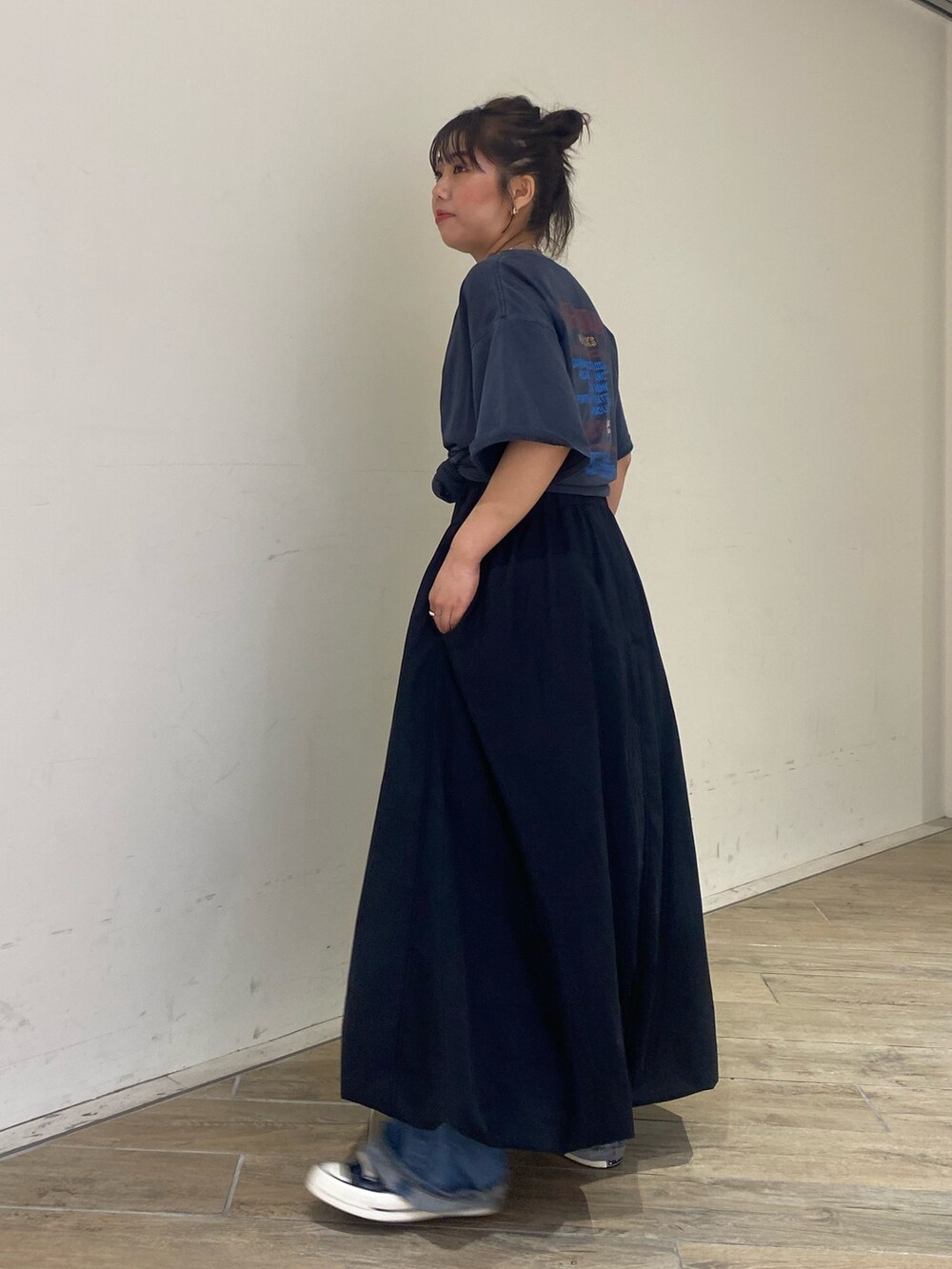 ホワイト系のTシャツ/カットソー、ブラック系のワンピースを着用したレディースの春コーディネートの2枚目の写真