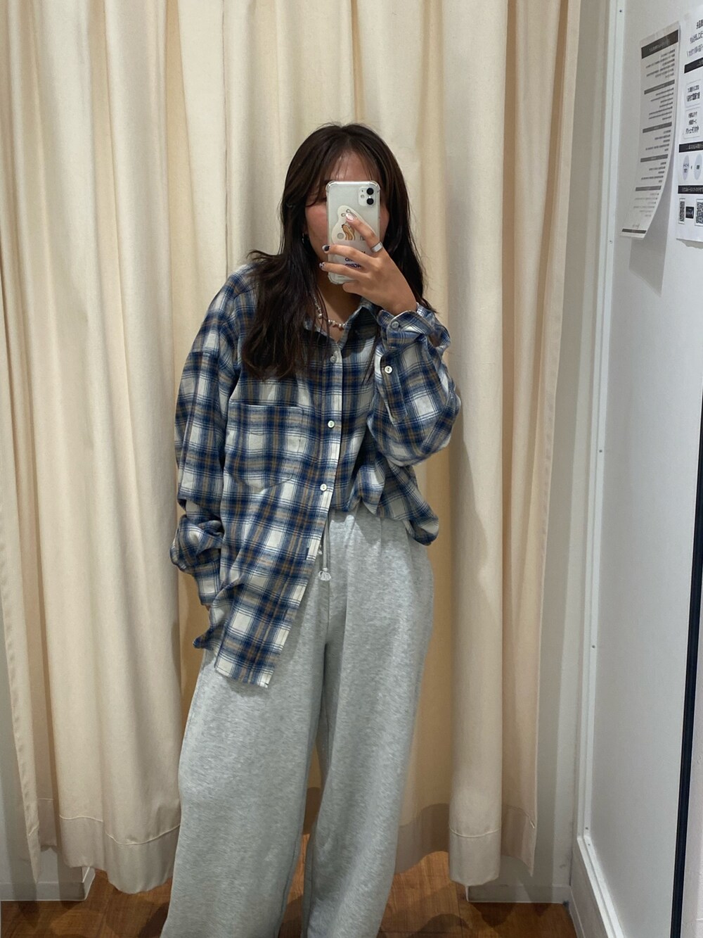 ホワイト系のシャツ/ブラウス、グレー系のスウェットパンツを着用したレディースの秋コーディネートの6枚目の写真