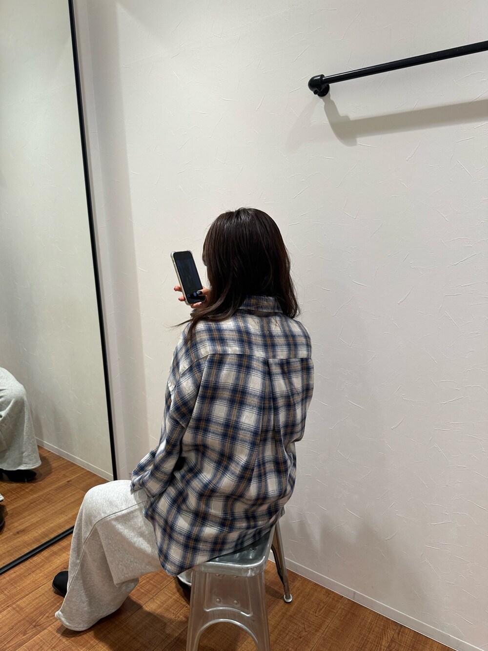 ホワイト系のシャツ/ブラウス、グレー系のスウェットパンツを着用したレディースの秋コーディネートの5枚目の写真