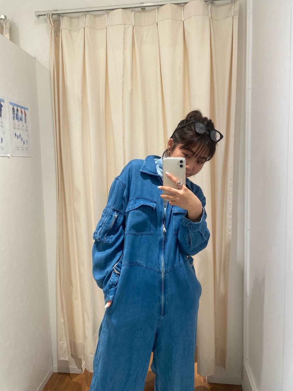 ブルー系のつなぎ/オールインワン、ブルー系のTシャツ/カットソーを着用したレディースの冬コーディネートの5枚目の写真