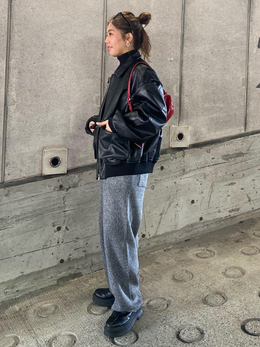 ブラック系のブルゾン、グレー系のその他パンツ、ブラック系のニット/セーターを着用したレディースの冬コーディネートの2枚目の写真