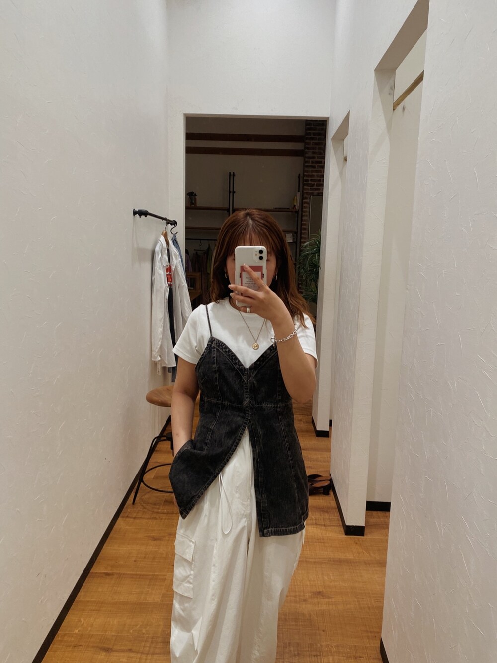 ブラック系のキャミソール、ホワイト系のカーゴパンツ、ホワイト系のTシャツ/カットソーを着用したレディースの夏コーディネートの2枚目の写真