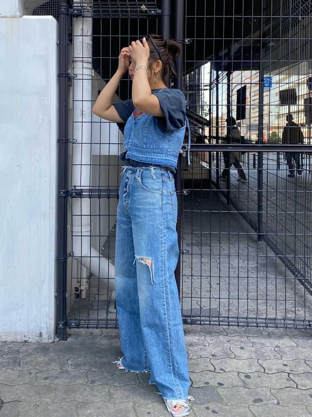 ブルー系のデニムパンツ、グレー系のTシャツ/カットソー、ブルー系のキャミソールを着用したレディースの春コーディネートの4枚目の写真