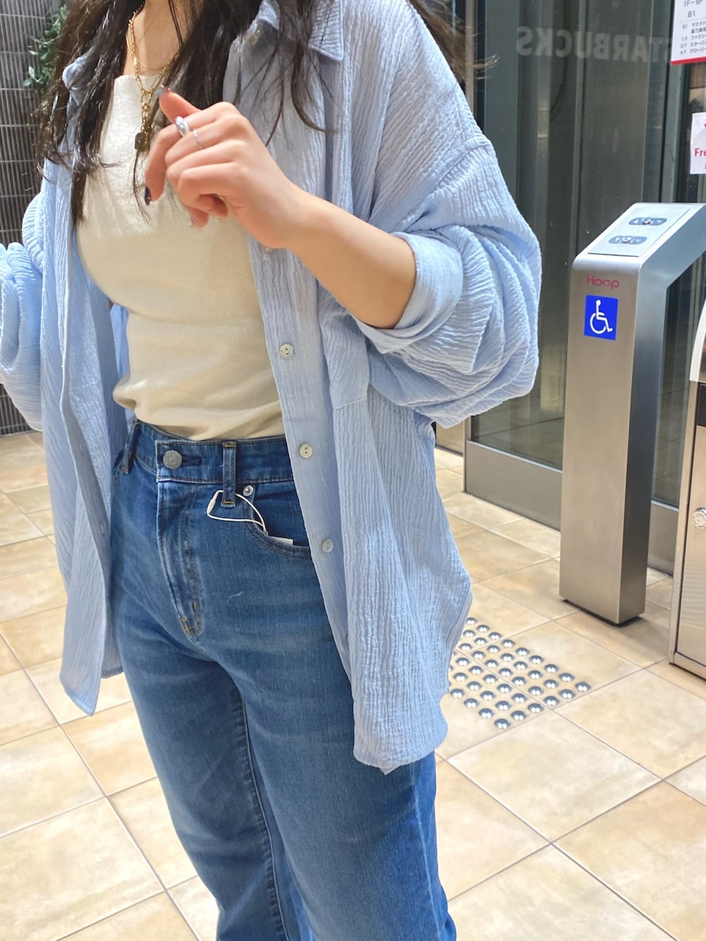 ブルー系のシャツ/ブラウス、ブルー系のデニムパンツ、ホワイト系のキャミソールを着用したレディースの春コーディネートの7枚目の写真