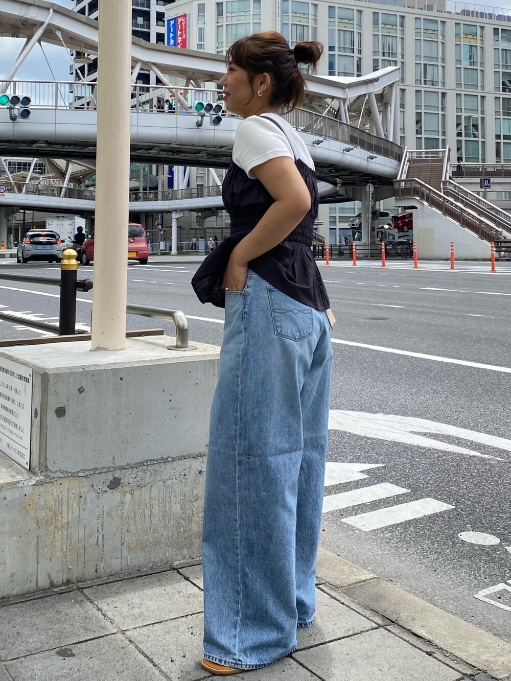 ホワイト系のTシャツ/カットソー、グレー系のキャミソール、ブルー系のデニムパンツを着用したレディースの夏コーディネートの2枚目の写真