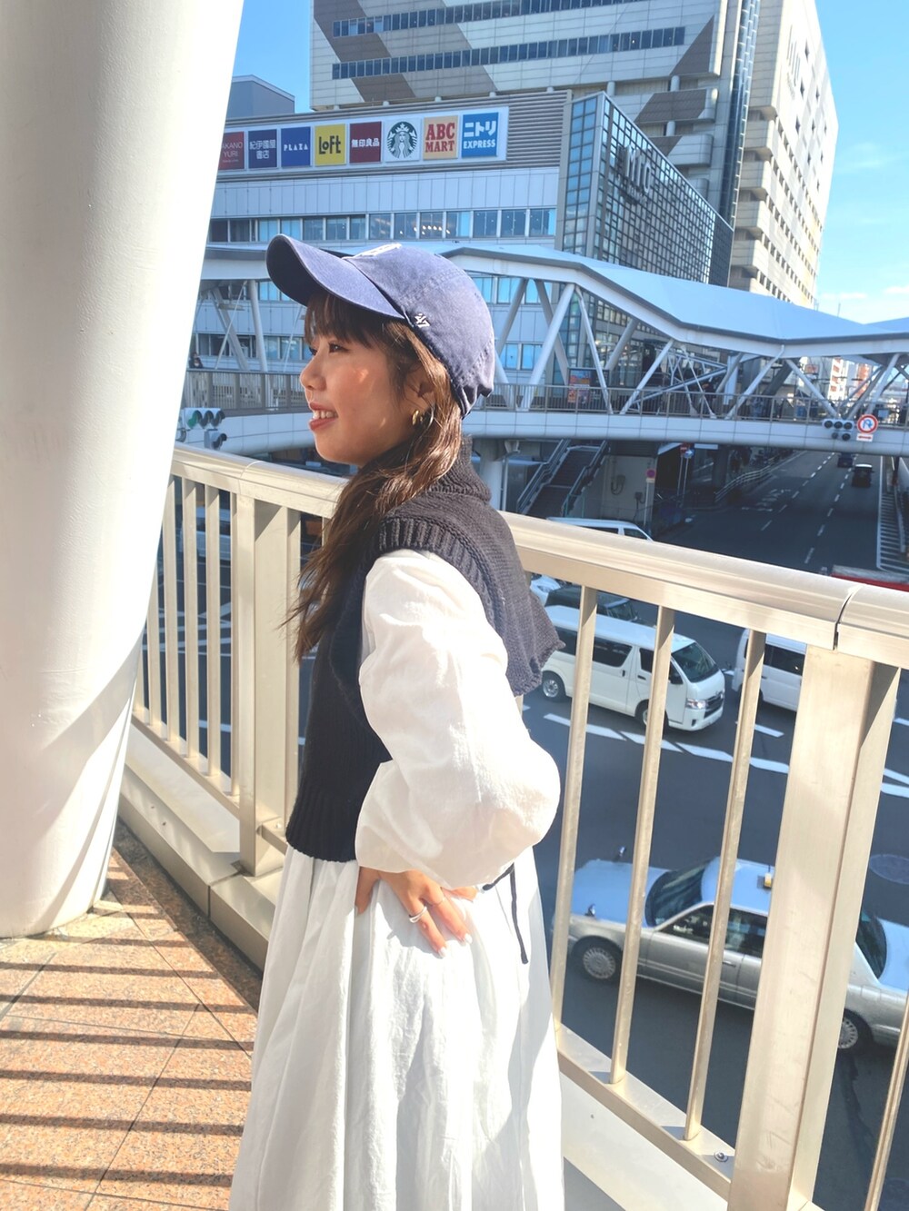 ブラック系のワンピースを着用したレディースの冬コーディネートの6枚目の写真