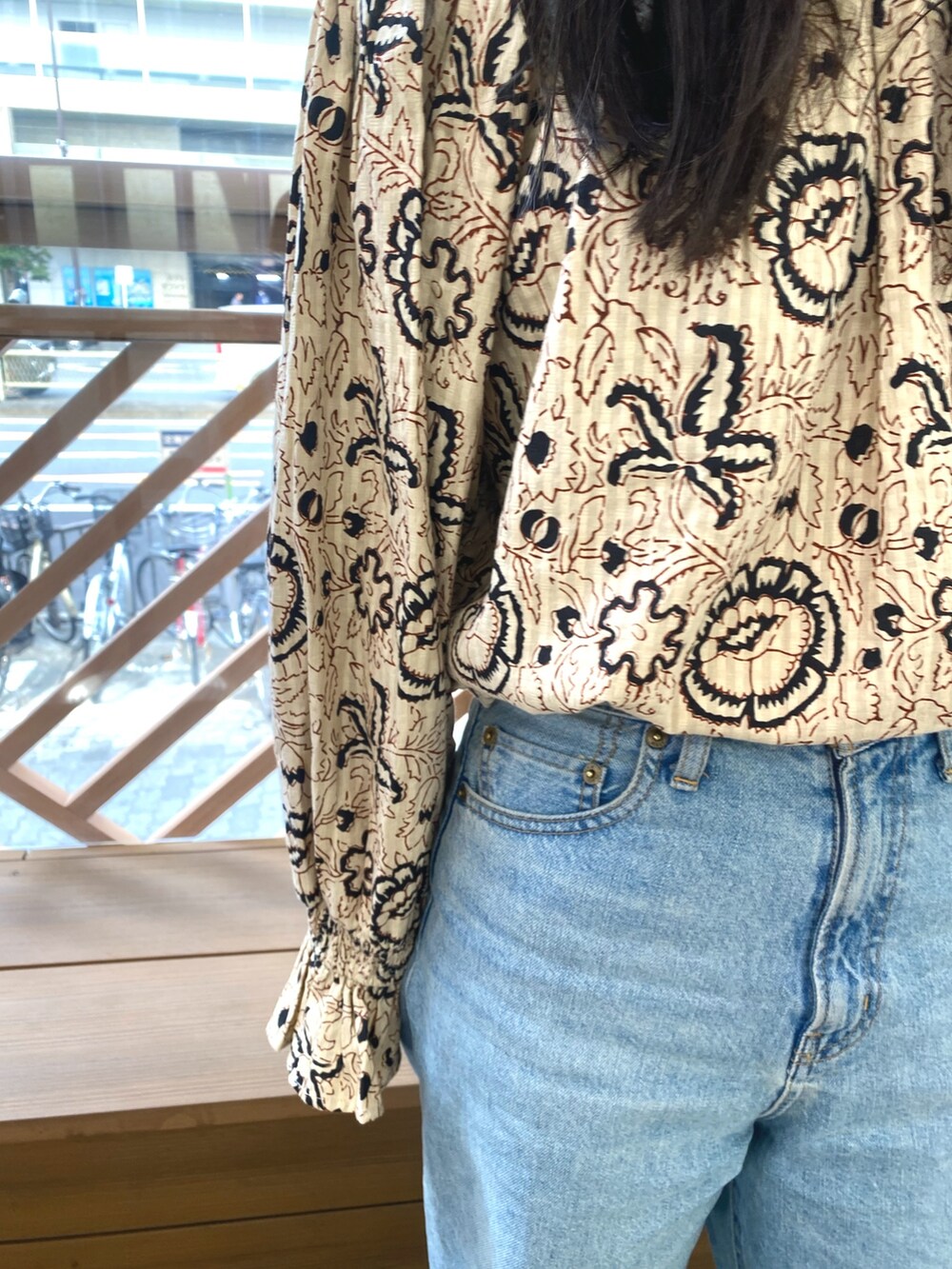 その他のシャツ/ブラウス、ブルー系のデニムパンツ、ゴールド系のパンプスを着用したレディースの春コーディネートの5枚目の写真