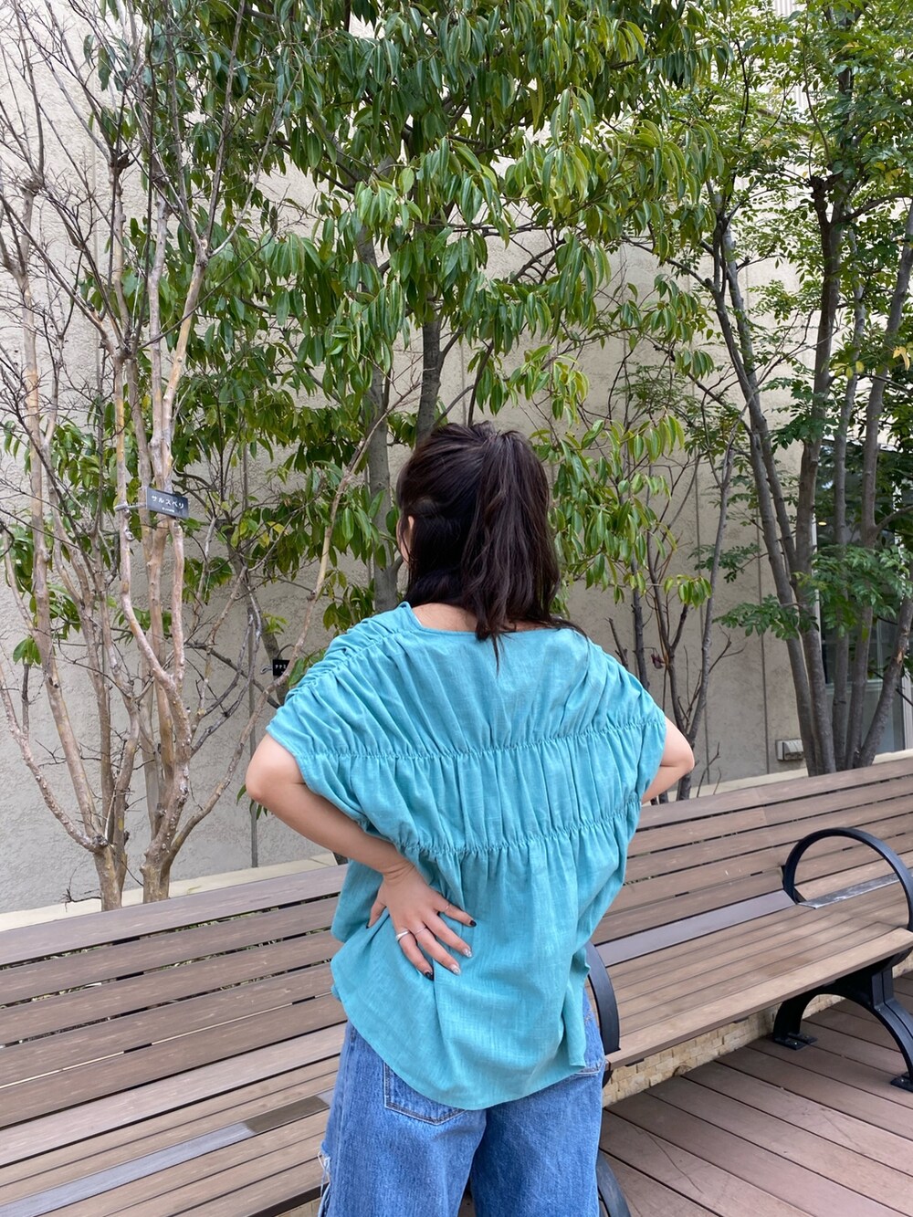 ブルー系のシャツ/ブラウス、ブルー系のデニムパンツを着用したレディースの春コーディネートの5枚目の写真