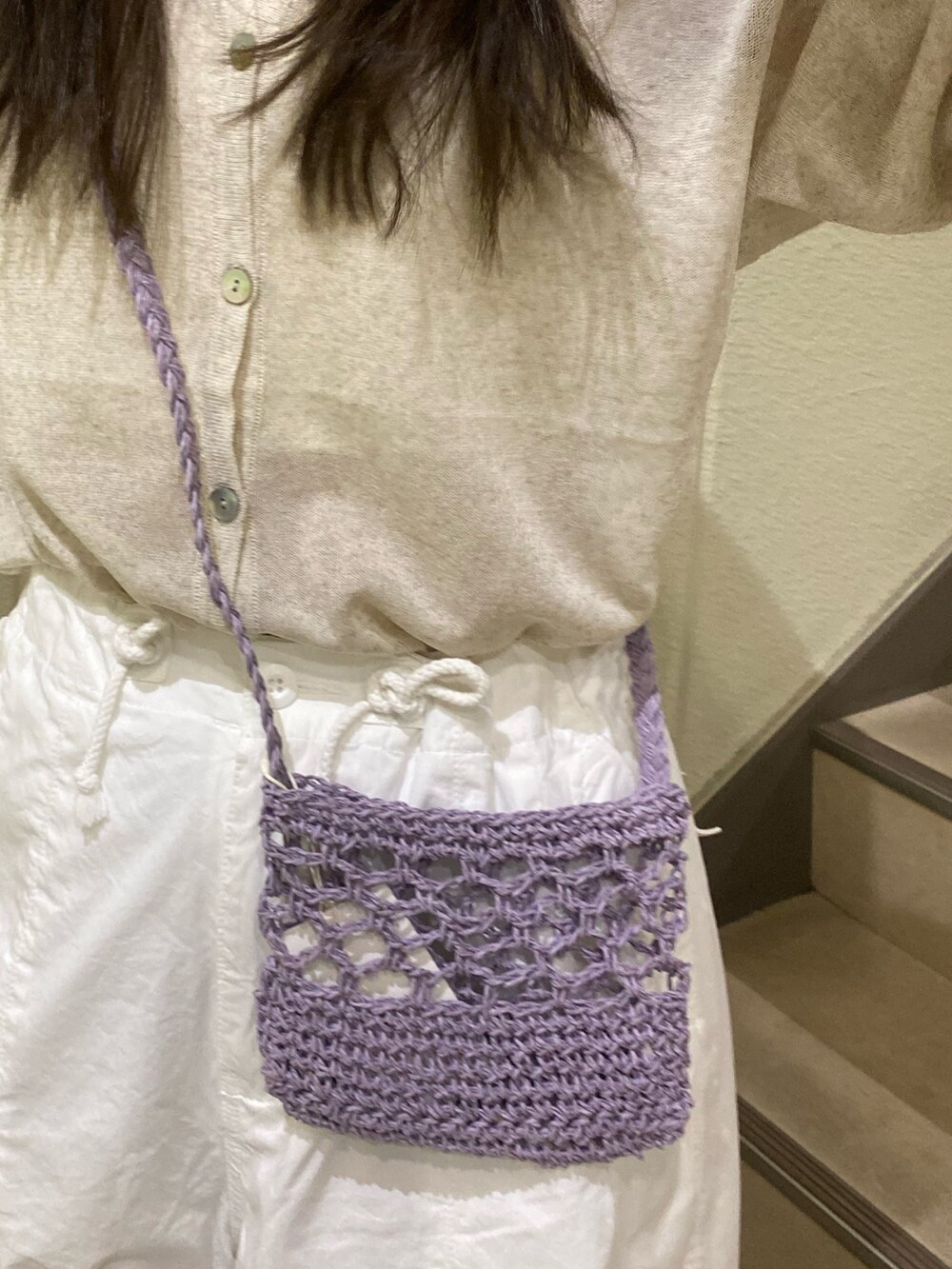 ホワイト系のカーディガン/ボレロ、ホワイト系のその他パンツ、パープル系のショルダーバッグを着用したレディースの春コーディネートの6枚目の写真