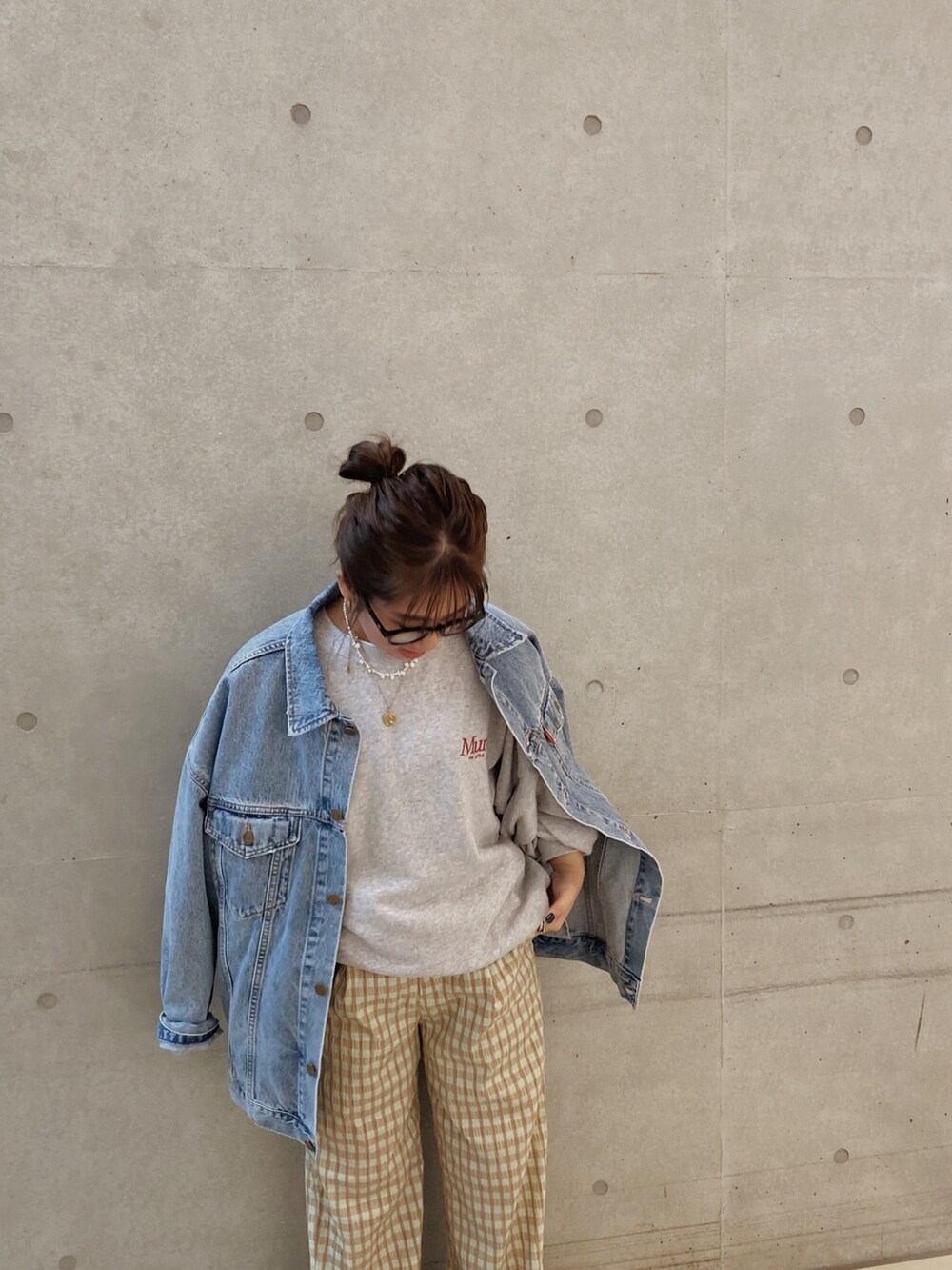 ブルー系のデニムジャケット、グレー系のスウェット、グリーン系のその他パンツを着用したレディースの冬コーディネートの3枚目の写真